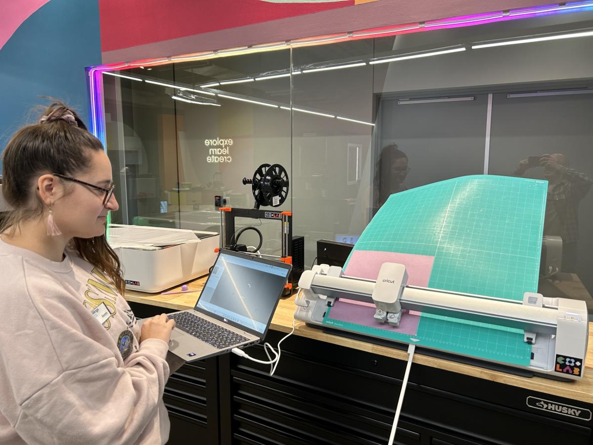 An image of a library user using the Cricut Venture